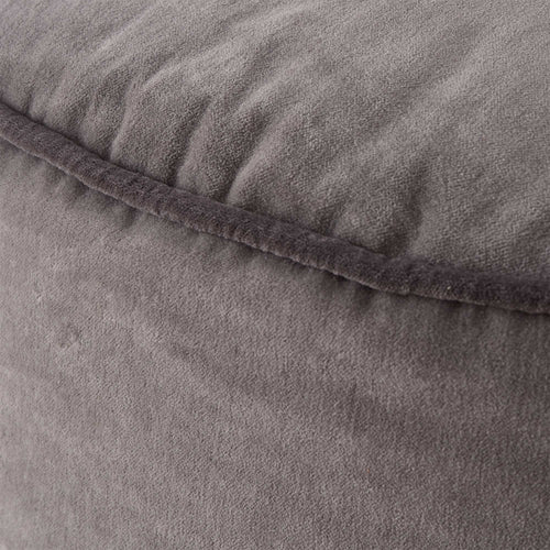 Samt-Pouf Deomali Grau & Dunkelgrau, 100% Baumwolle | URBANARA Hocker & Poufs